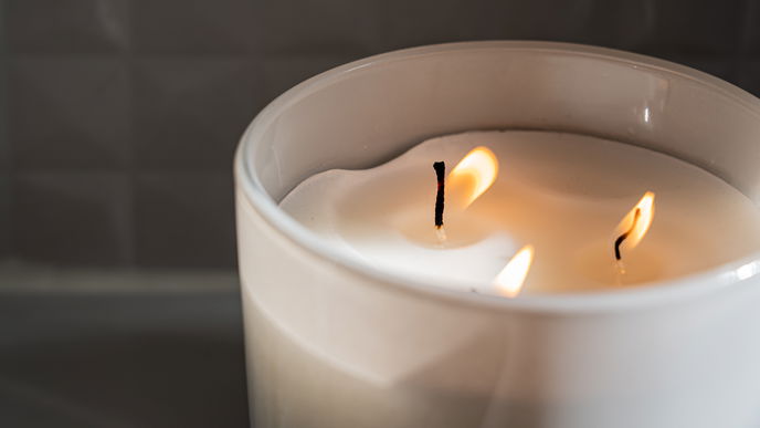 Frühling liegt in der Luft: Diese 3 Duftkerzen bringen ihn auch in deine Wohnung 