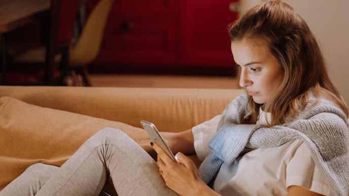 Phubbing: Diese Auswirkungen hat das Dating-Phänomen auf deine Beziehung