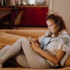 Phubbing: Diese Auswirkungen hat das Dating-Phänomen auf deine Beziehung