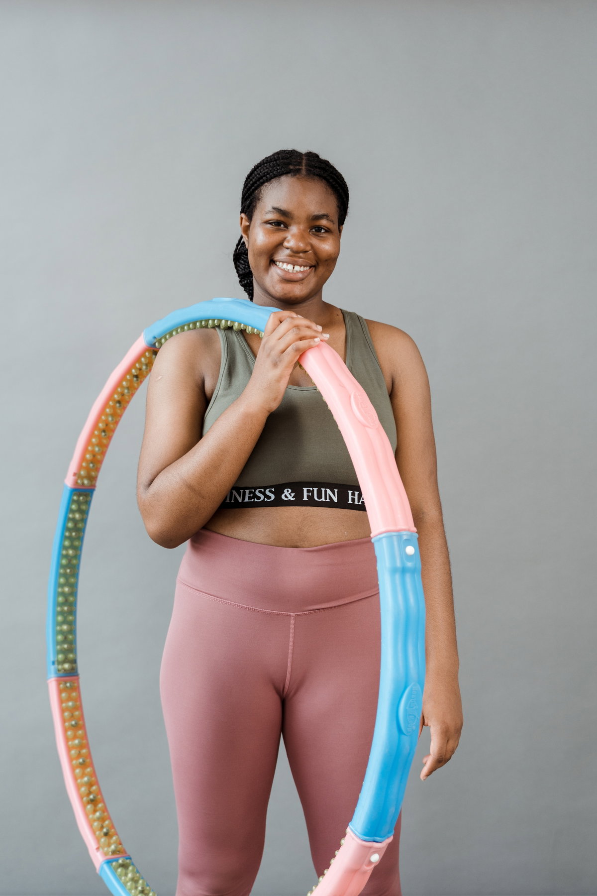 Frau mit Hula Hoop Reifen