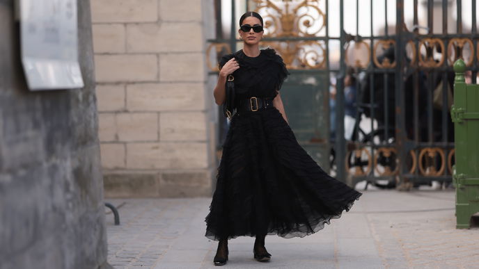 Laut Paris Fashion Week: 3 Kleider, die jede Fashionista im Kleiderschrank hängen hat