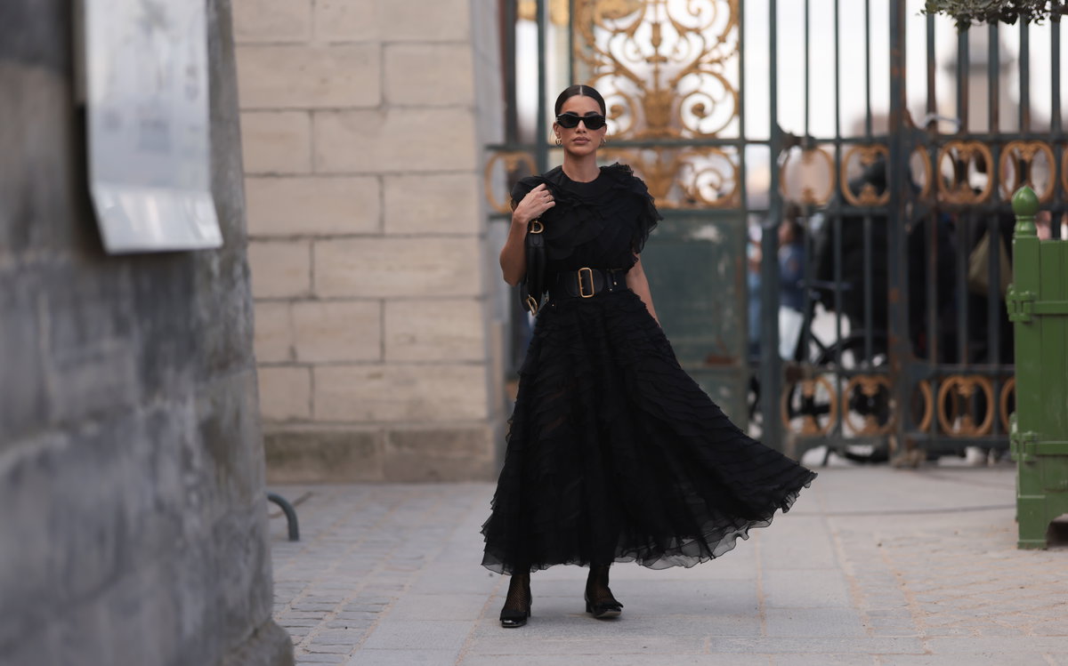 Frau trägt schwarzes Kleid