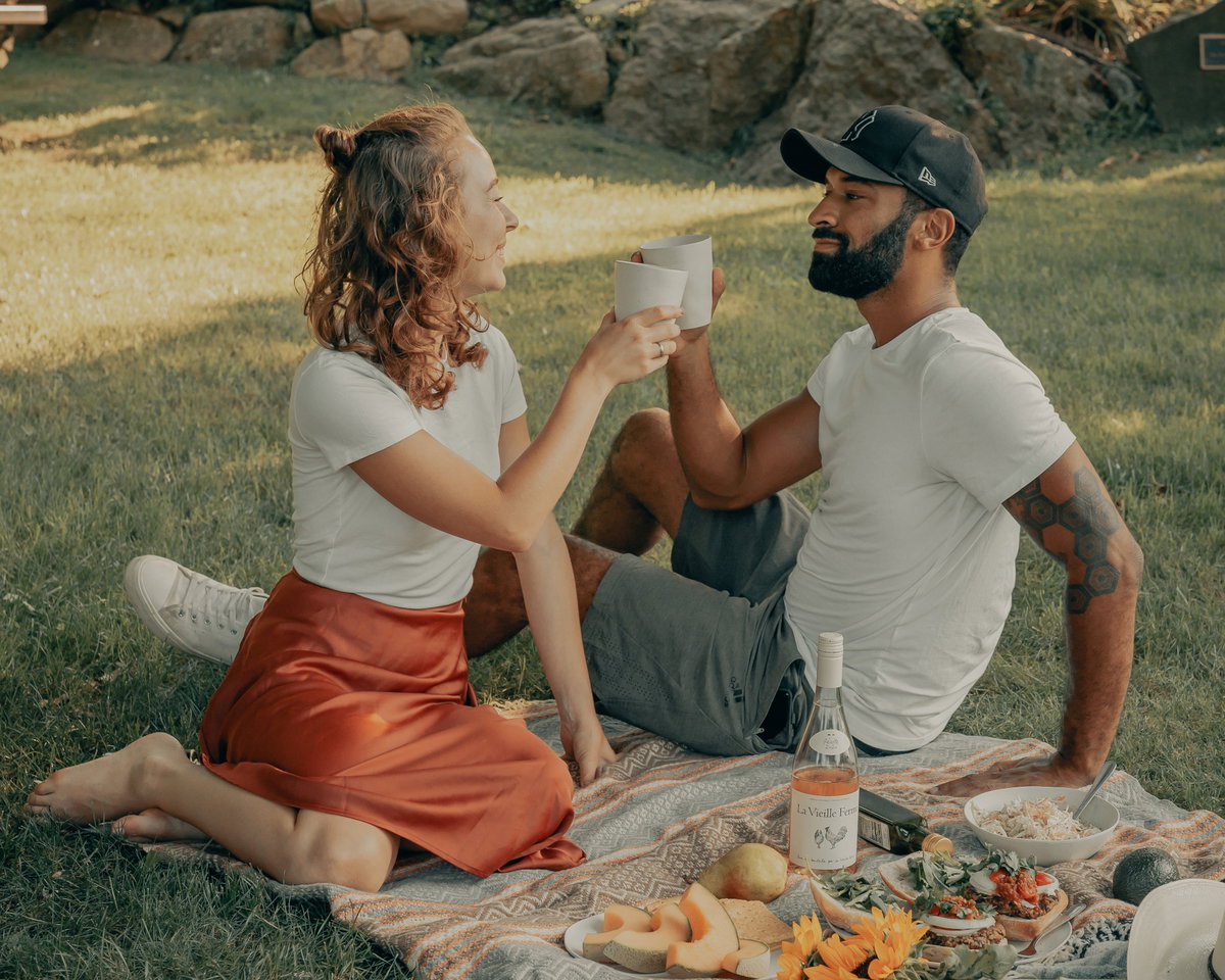 Mann und Frau picknicken