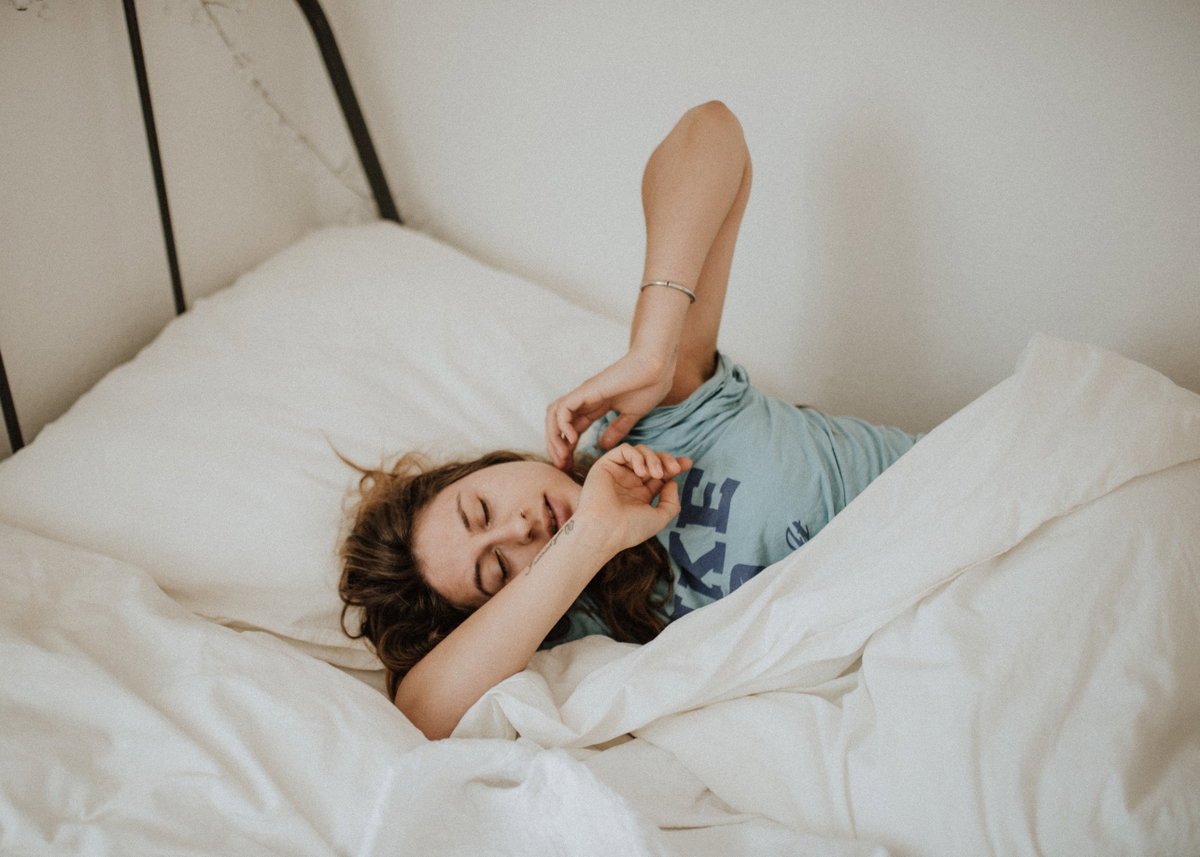 Frau schläft im Bett