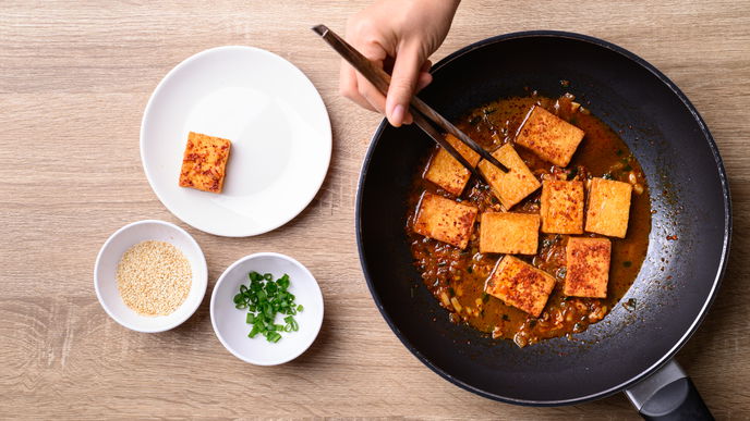 Tofu zubereiten: So wird er garantiert immer knusprig