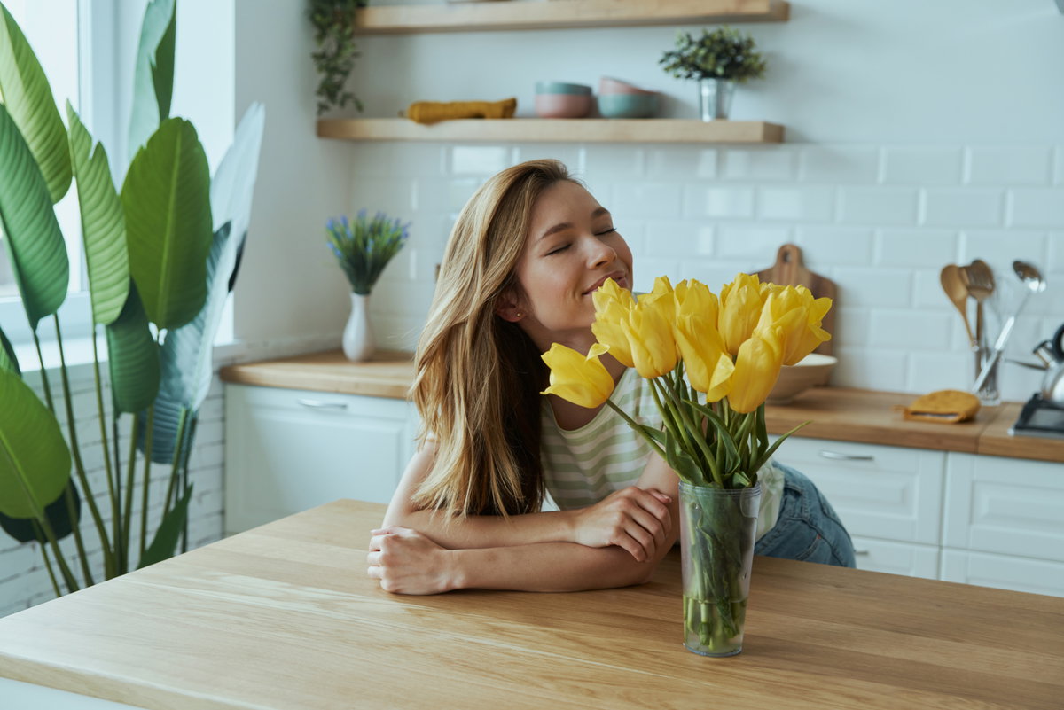 Frau mit gelben Tulpen