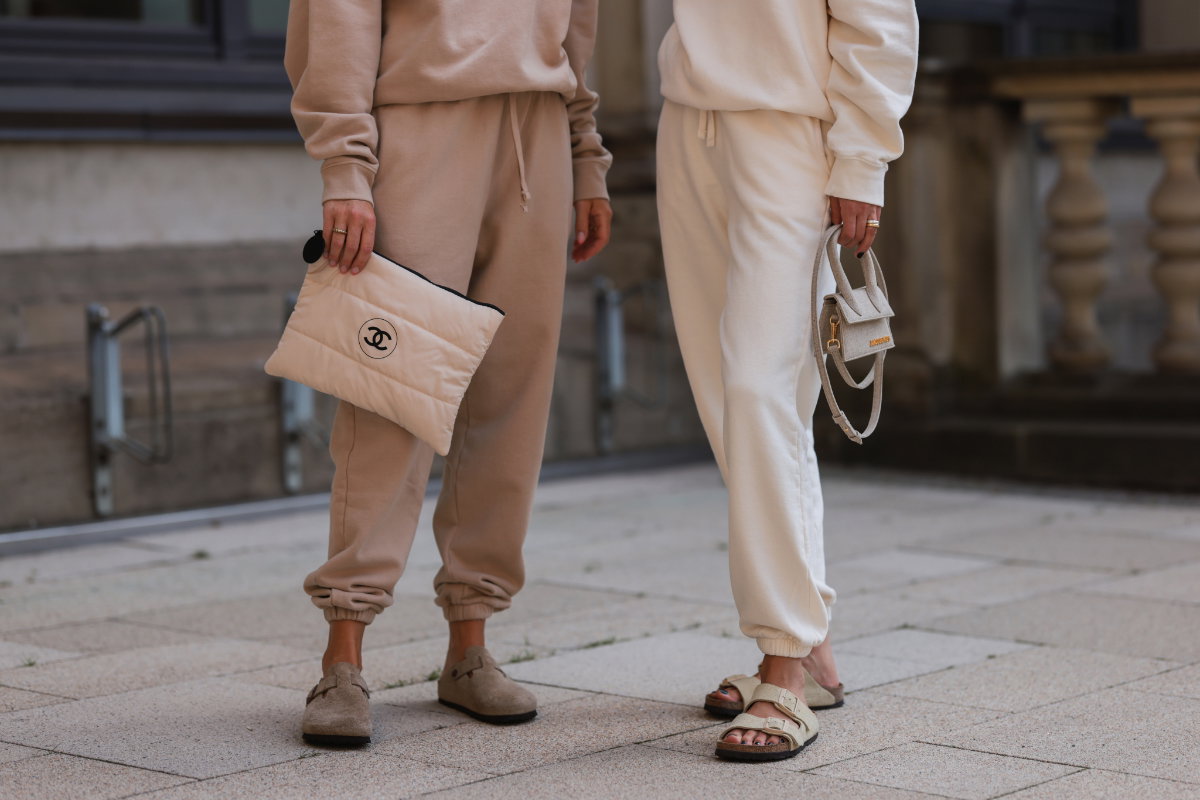 Zwei Frauen in Jogginghose