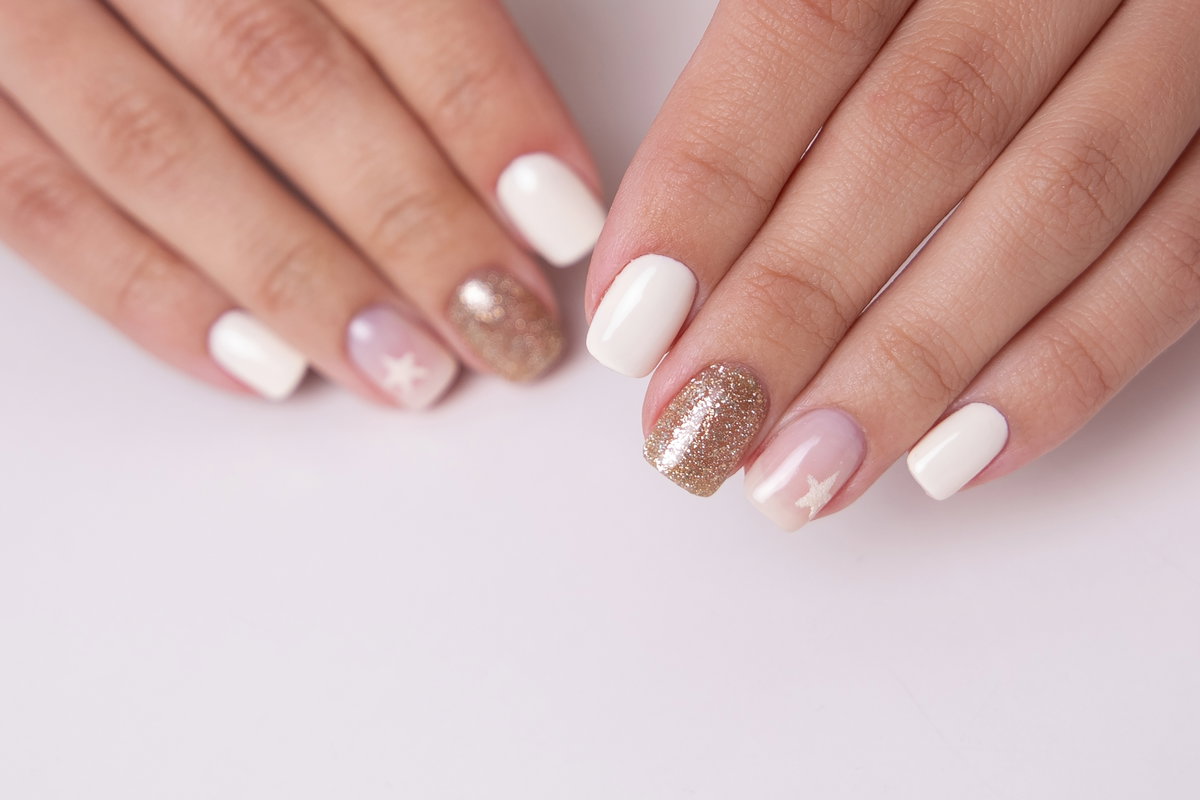 Nägel in Weiß und Gold