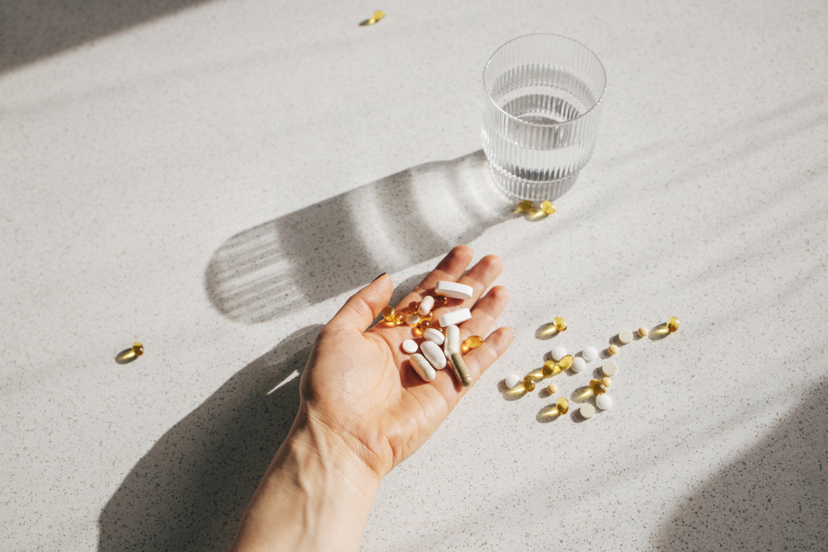 Person hält Tabletten in der Hand
