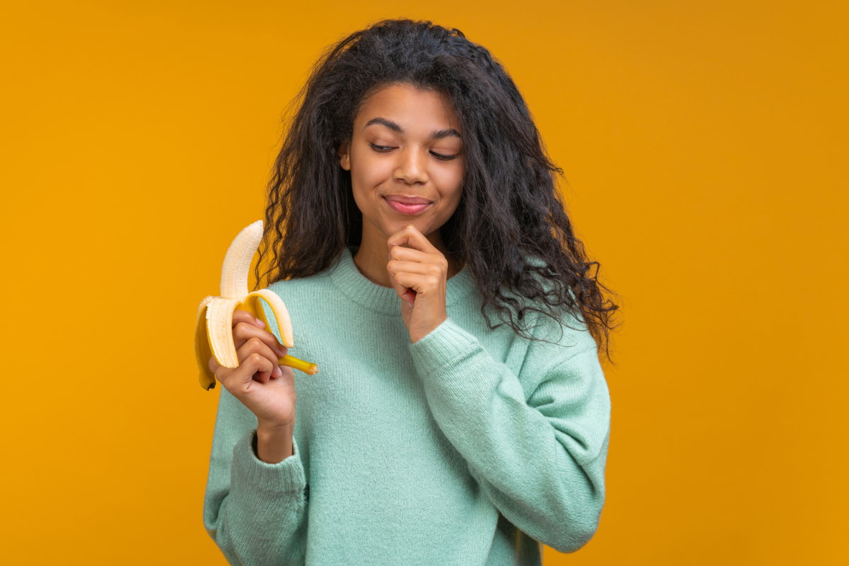 Frau mit Banane in der Hand