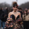Statt Curtain Bangs: Darum tragen jetzt alle ausgefranste "See-through Bangs"