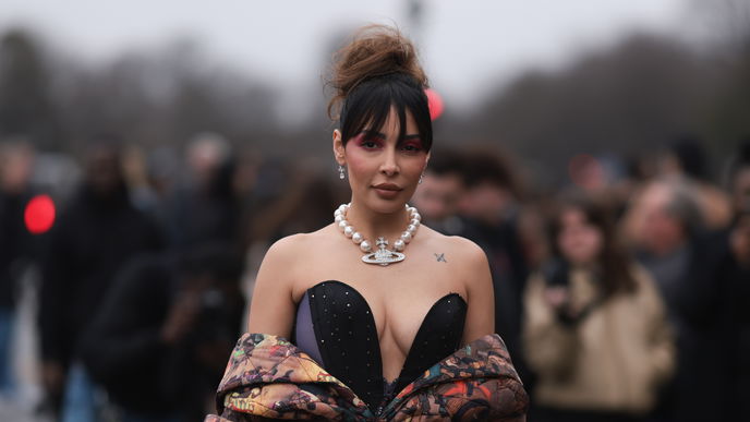 Statt Curtain Bangs: Darum tragen jetzt alle ausgefranste "See-through Bangs"