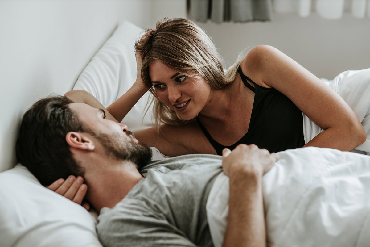 Frau und Mann im Bett