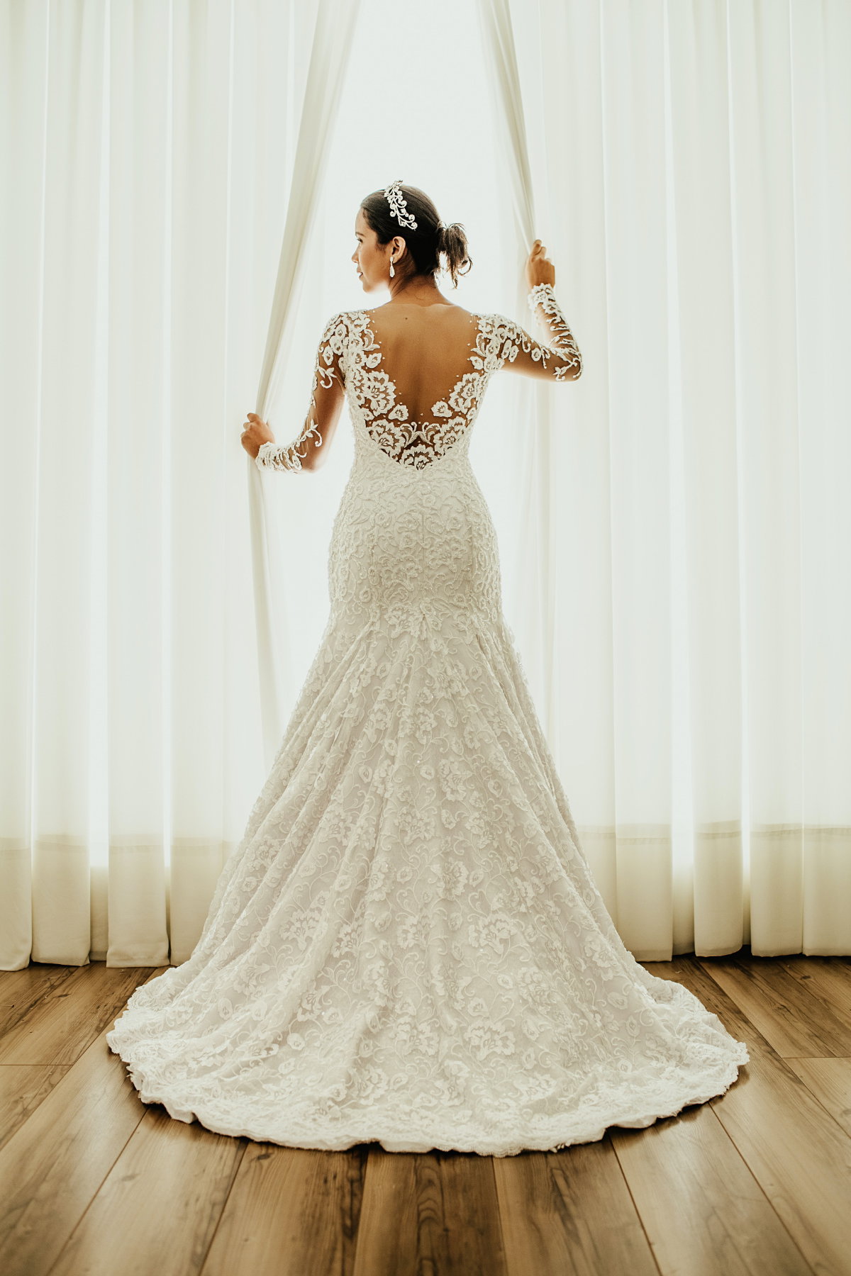 Frau traegt Brautkleid