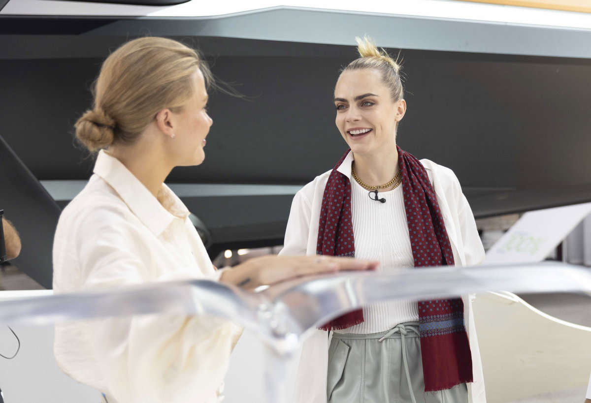 Cara Delevingne mit Zopf