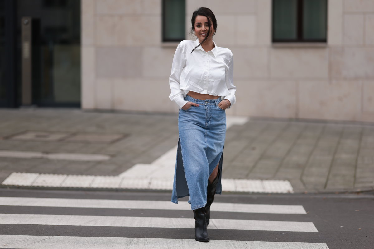 Frau mit Jeansrock