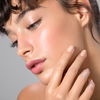Mit diesen 3 Drogerie-Highlightern holen wir uns den perfekten Glow