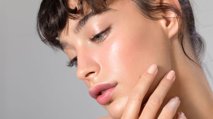 Mit diesen 3 Drogerie-Highlightern holen wir uns den perfekten Glow