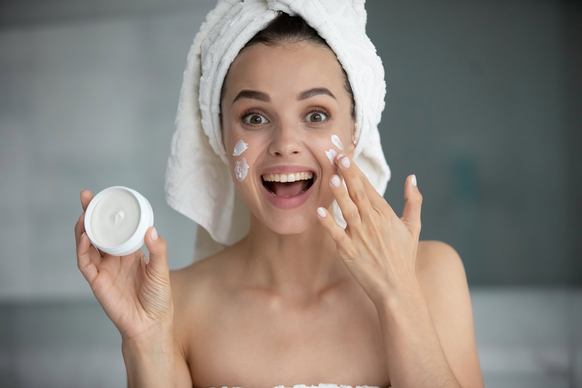 Frau trägt Creme auf