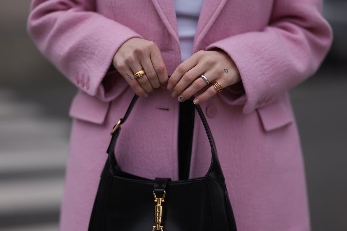 Frau mit silbernen und goldenen Ringen