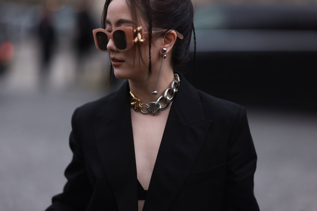 Frau mit Statement-Schmuck
