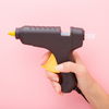 Schminken mit einer Heißklebepistole? So funktioniert der verrückte "Hot Glue Make-up"-Trend von TikTok