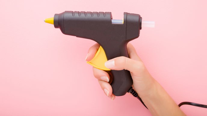 Schminken mit einer Heißklebepistole? So funktioniert der verrückte "Hot Glue Make-up"-Trend von TikTok