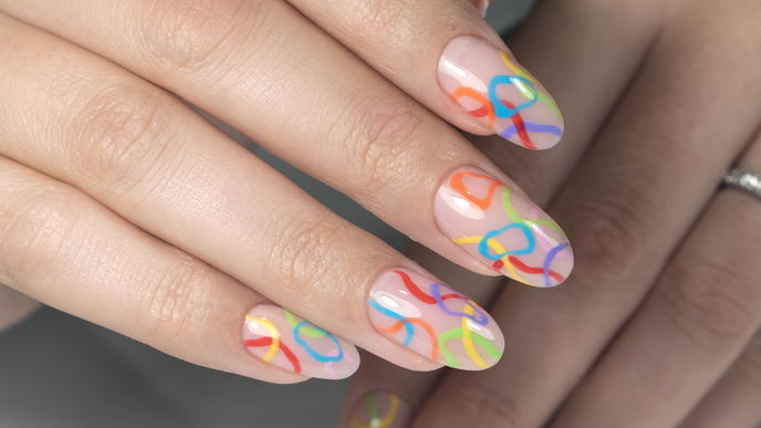 "Pastel Lava Lamp Nails" sind der nostalgische Trend auf unseren Fingernägeln