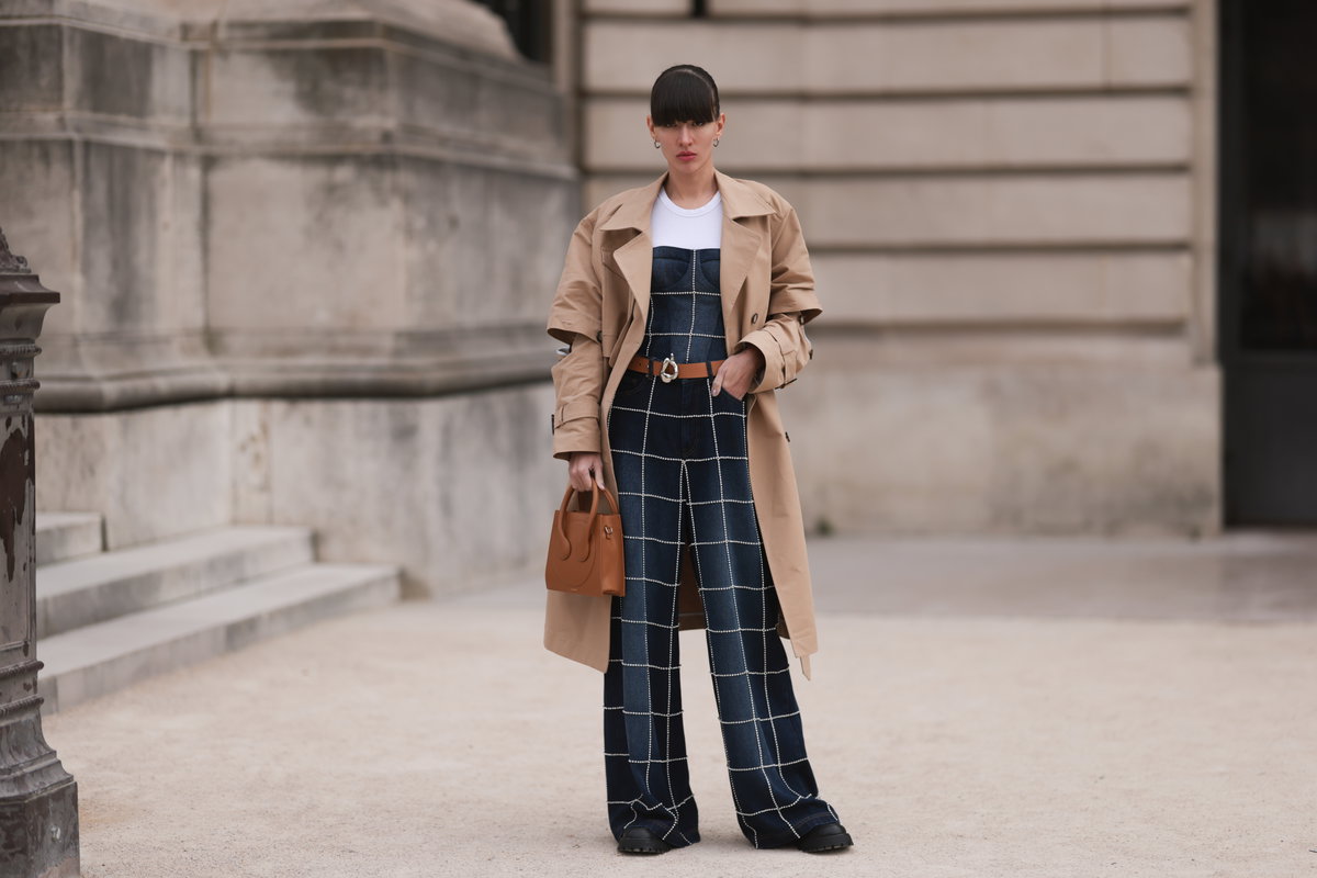 Frau mit Jumpsuit