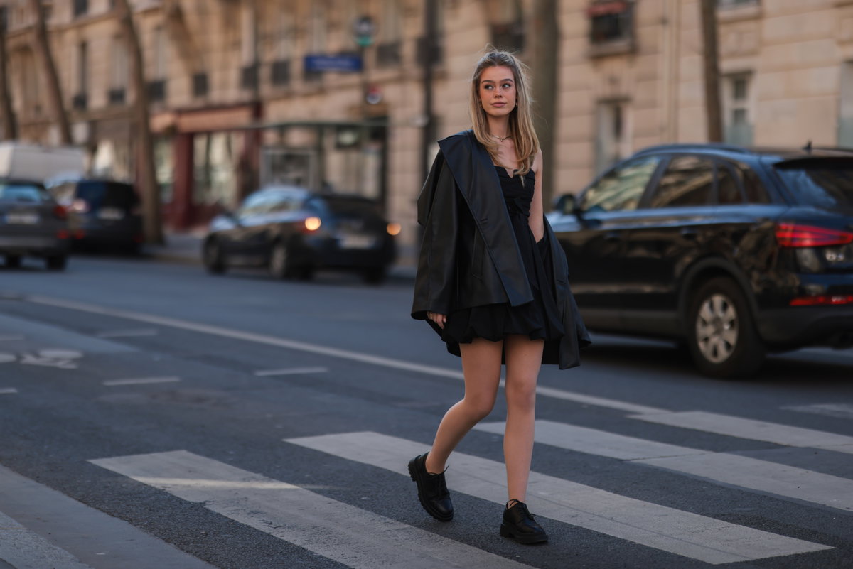 Streetstyle mit schwarzem Minikleid