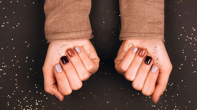 Schokoladig! Mit "Marbled Chocolate Nails" sehen deine Fingernägel zum Anbeißen aus 