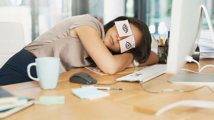 Mit diesen 7 effektiven Tipps kannst du das Mittagstief überwinden