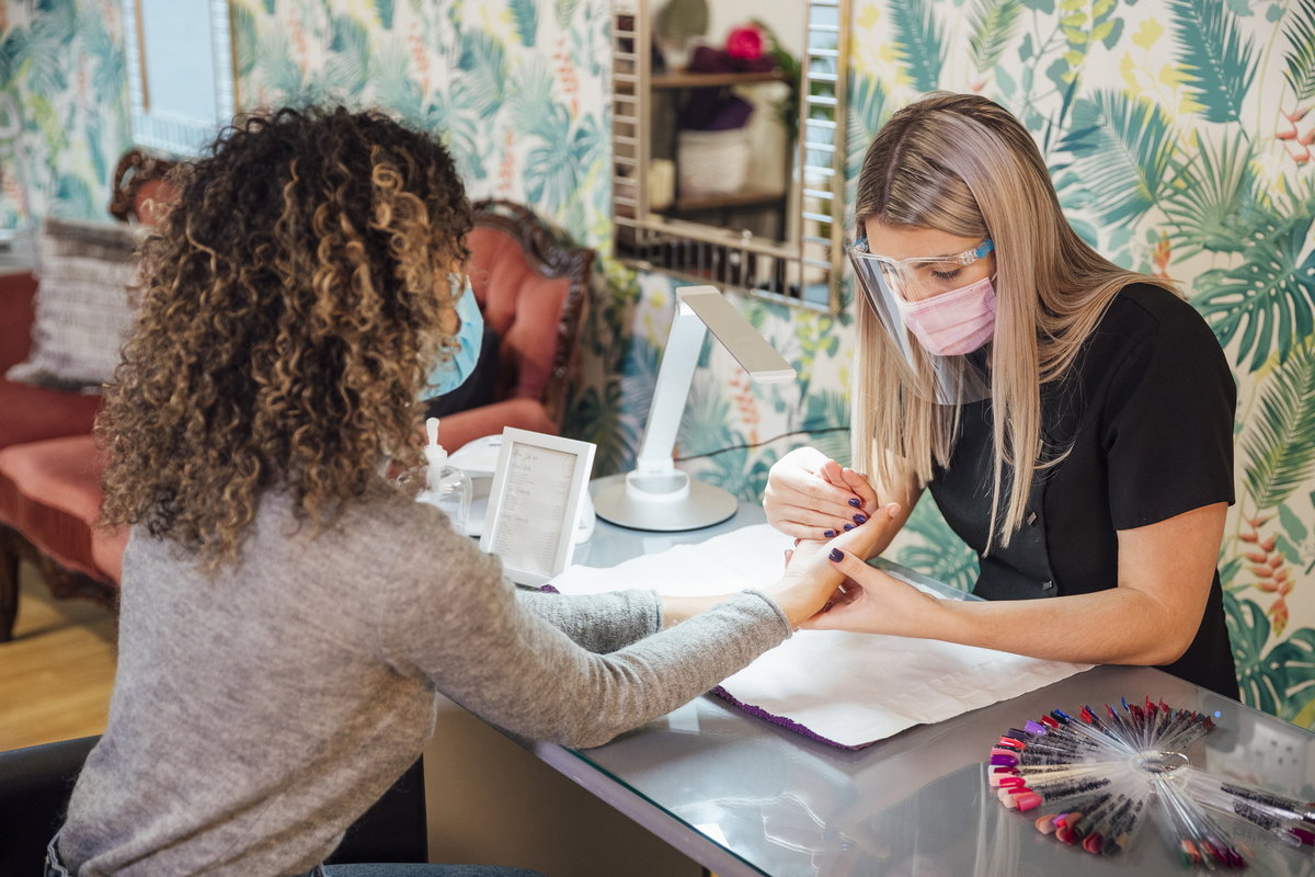 Frau im Nagelsalon