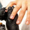 Unter 2 Euro: Mit diesem Produkt aus der Drogerie trocknet der Nagellack in Sekunden