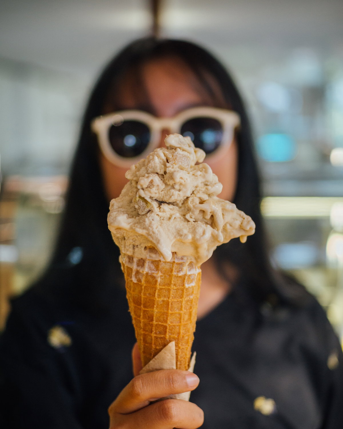 Frau isst Nicecream