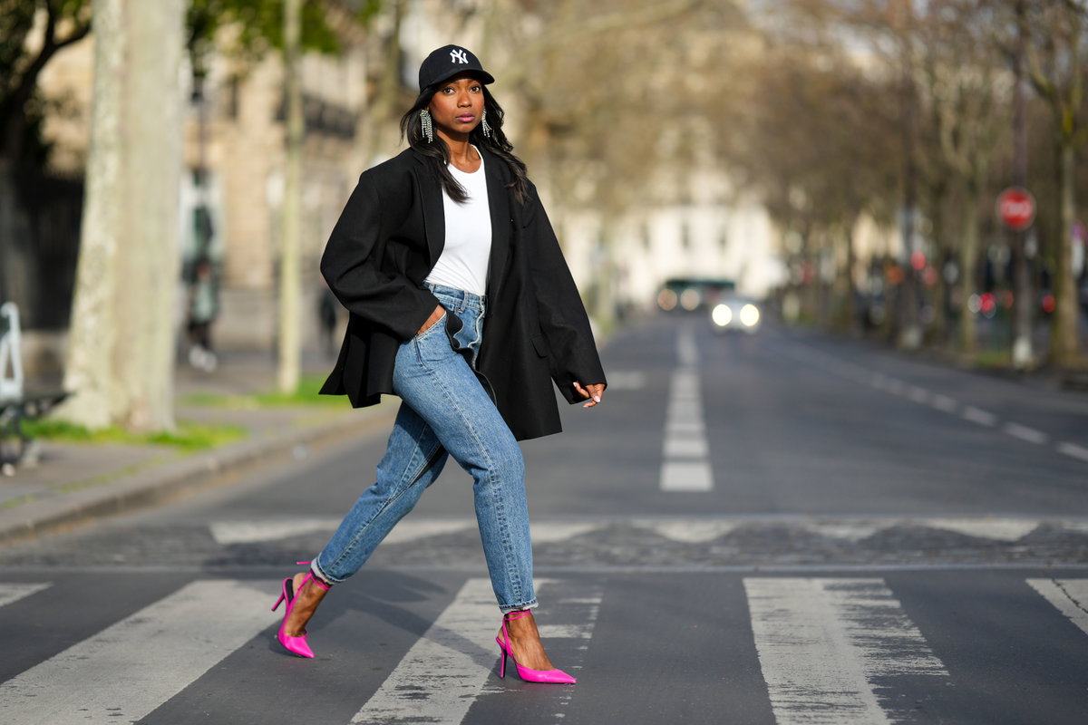 Frau in Blazer und Jeans