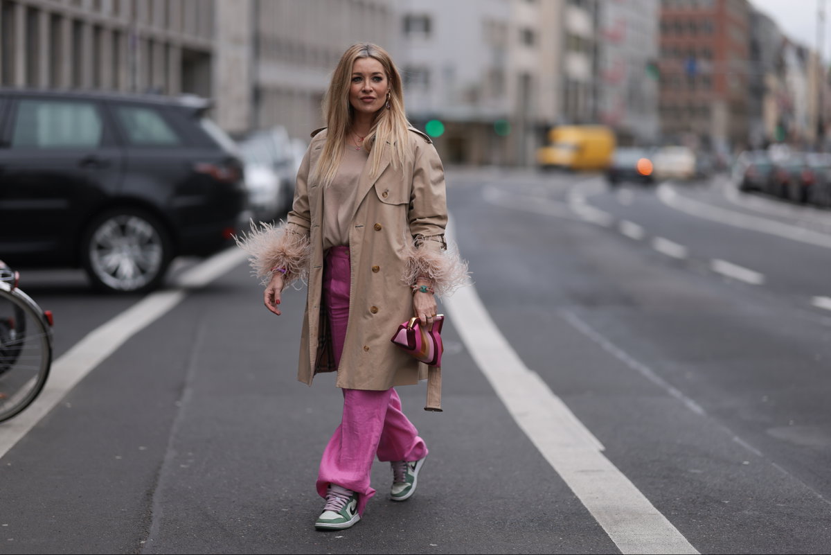 Frau in beigem Trenchcoat