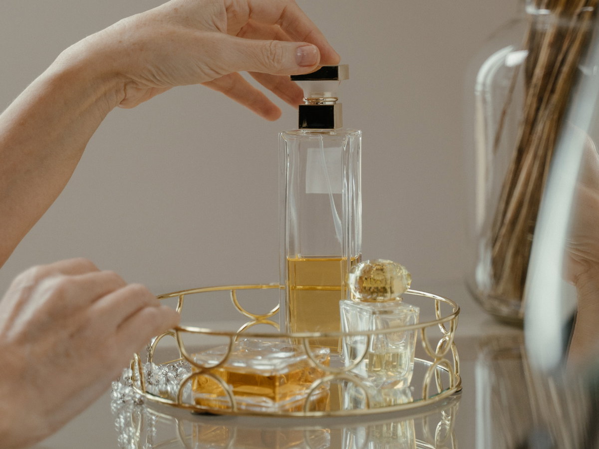 Parfum auf einem Tablett