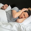 Was tun, wenn der Partner schnarcht? Diese Tipps helfen