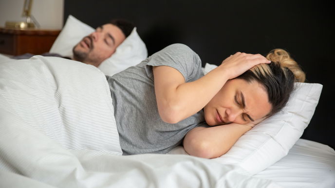 Was tun, wenn der Partner schnarcht? Diese Tipps helfen