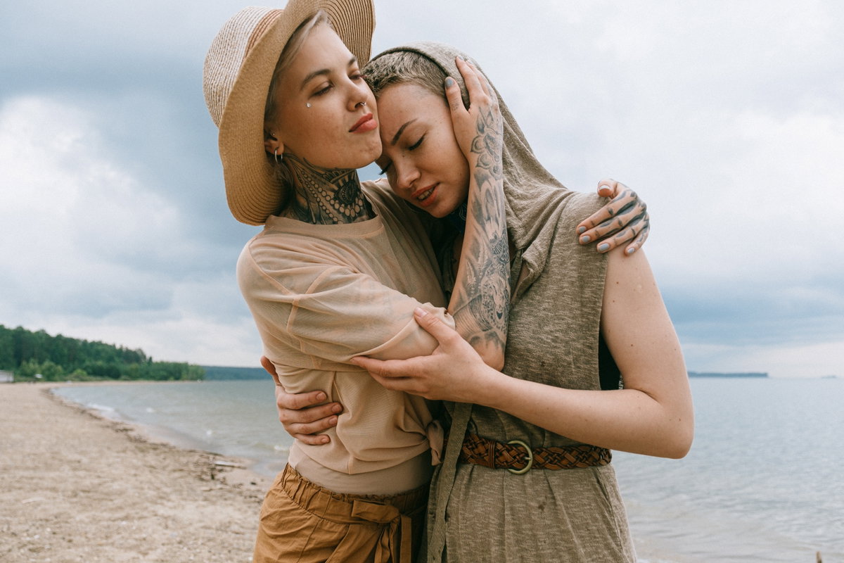 Frauen trösten sich