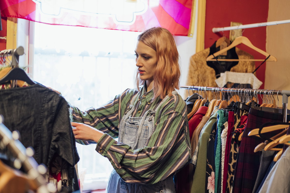 Frau shoppt Secondhand