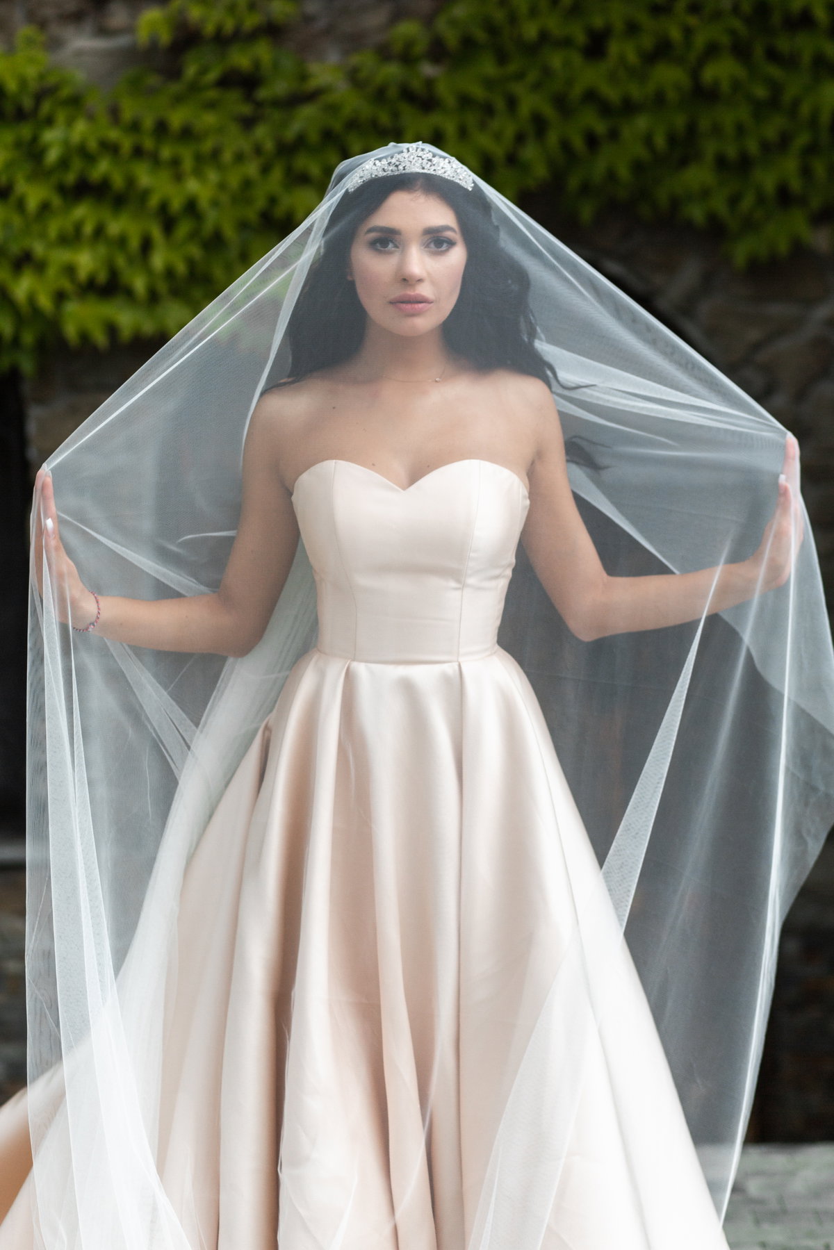 Frau mit Hochzeitsschleier