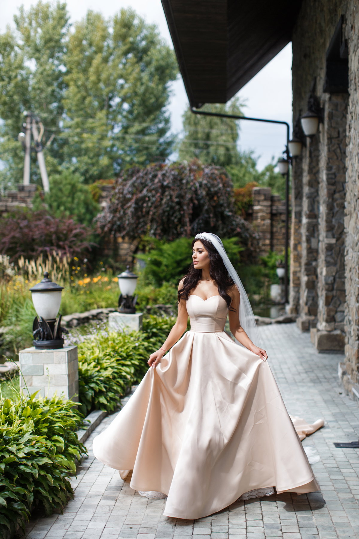 Frau in Hochzeitskleid