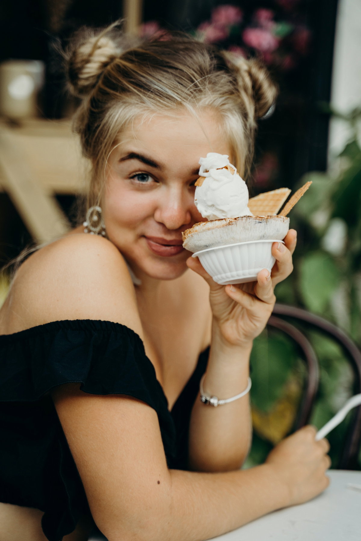 Frau mit Eis