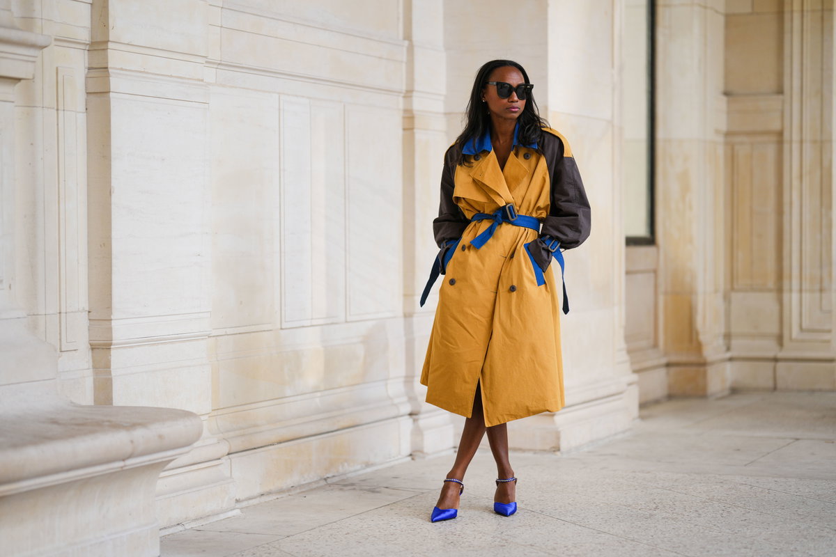 Gelber Trenchcoat