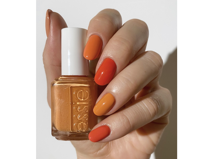 Mismatched Nails sind der Hingucker im Sommer! Perfekt für alle, die sich nicht auf eine Farbe festlegen möchten