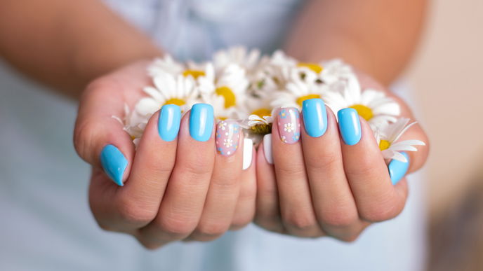 Sooo süß! Mit "Daisy Nails" holen wir uns den Frühling auf die Fingernägel