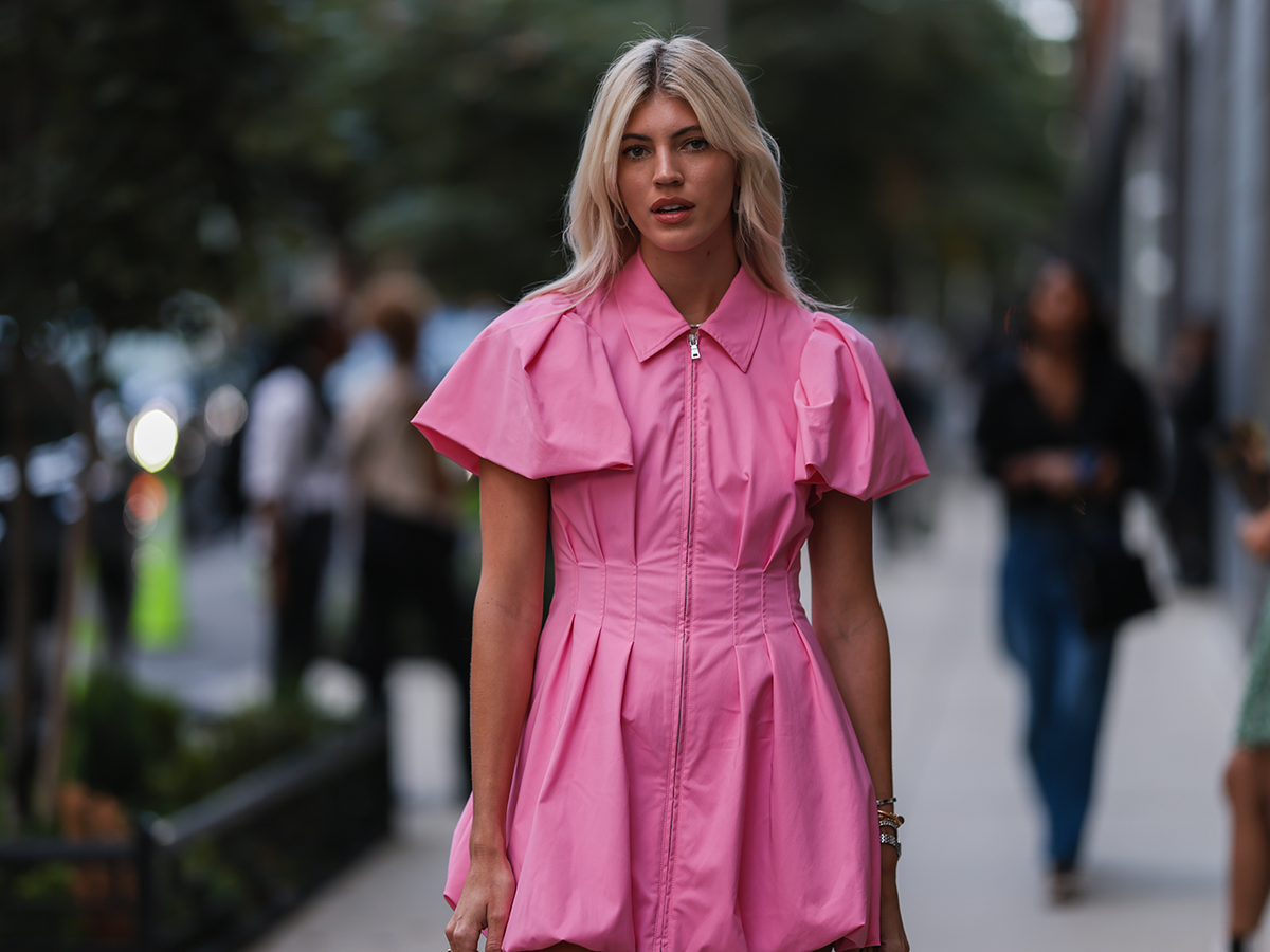Devon Windsor trägt ein pinkfarbenes Kleid