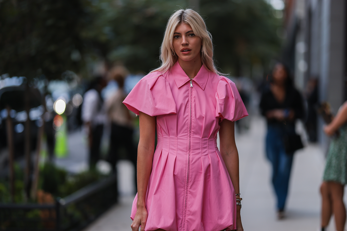 Devon Windsor trägt ein pinkfarbenes Kleid